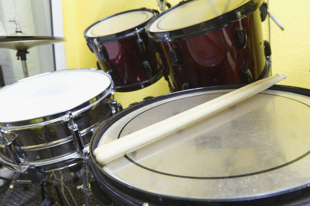 Tambor con tambores y palillos
 - Foto, imagen