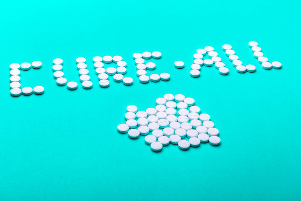 Hart van pillen op een groene achtergrond - Foto, afbeelding
