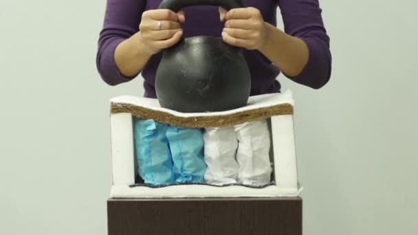 Γυναίκα βάζει ένα βαρύ βάρος σε ορθοπεδικό στρώμα με μια ανεξάρτητη μονάδα άνοιξη - Πλάνα, βίντεο