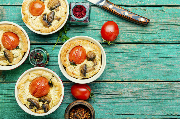 Appetizing garlic tart with tomato,mushrooms and cheese.Space for text - Valokuva, kuva