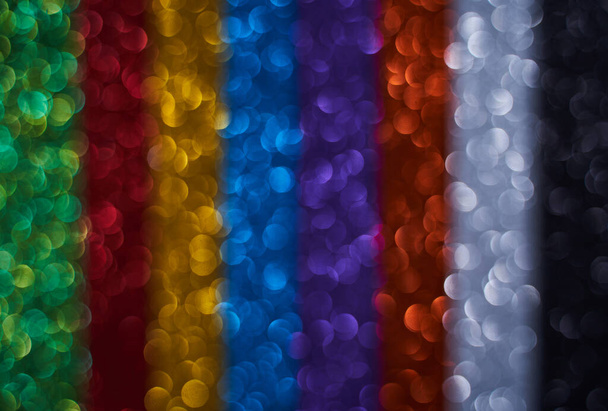 Hintergrundbild von grün, rot, gelb, blau, violett, orange, weiß und schwarz. Schöner Hintergrund aus Spangles, Glitzern. Kleine und große Kreise - Foto, Bild