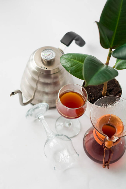 Beyaz arka plan, şarap bardakları ve koyu, sabah, alternatif metot için cam kabın içinde taze kahve.. - Fotoğraf, Görsel