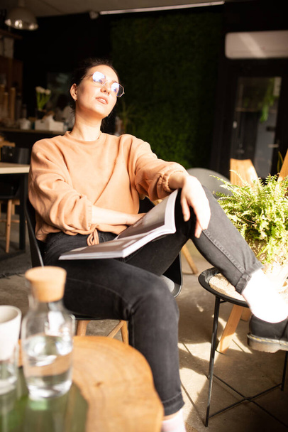 Muotokuva nuori nainen freelancer käyttäen kannettavaa tietokonetta etätyöhön istuessaan kahvilassa. - Valokuva, kuva