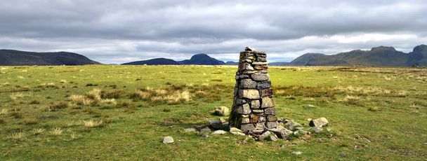 Grand cairn en pierre sur le sommet de Seatallen
 - Photo, image