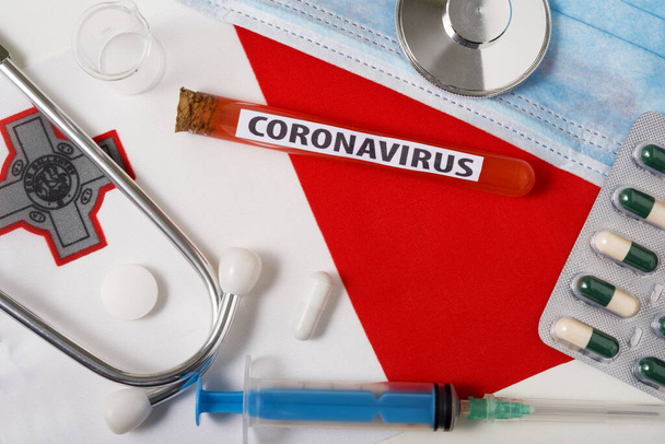 Coronavirus, concepto nCoV. Vista superior máscara respiratoria protectora, estetoscopio, jeringa, tabletas en la bandera de Malta. Un nuevo brote del coronavirus chino
 - Foto, imagen
