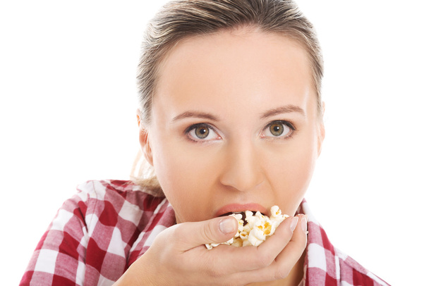 Молода випадкова жінка їсть попкорн
. - Фото, зображення