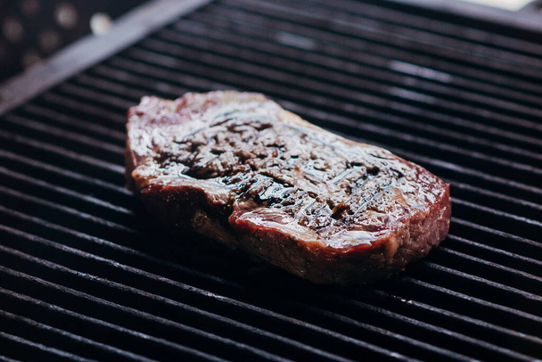 Chutný hovězí steak s kořením na grilu. - Fotografie, Obrázek