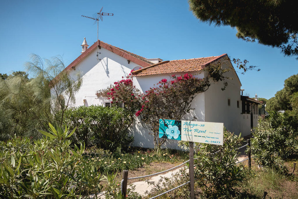 ilha de tavira, portugali - toukokuu 3, 2018: tyypillisen pienen saaritalon arkkitehtoninen yksityiskohta kevätpäivänä
 - Valokuva, kuva