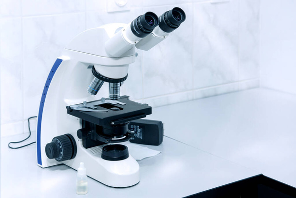 hledat vakcínu covid-19. studuje testy pod mikroskopem. vědecký objev - Fotografie, Obrázek