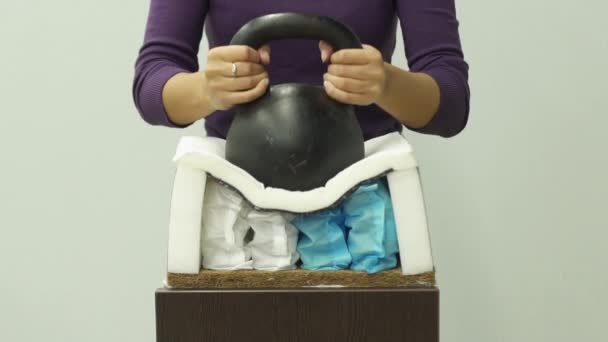 Mujer pone un peso pesado en un colchón de espuma ortopédica con primavera
 - Imágenes, Vídeo