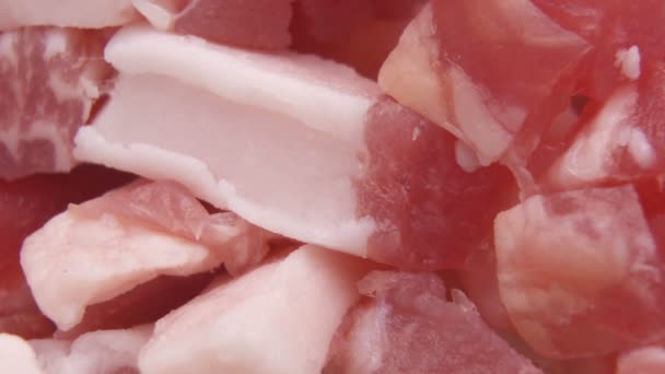 Ωμά κομμάτια νωπού χοιρινού κρέατος επί του σκάφους, μακρό πλάνο - Πλάνα, βίντεο