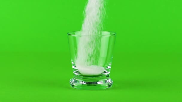 Giet suiker shot glas dikke bodem groen contrasterende achtergrond slow motion - Video