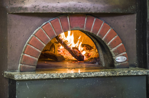 Ahşap kaplı pizza için kırıcı tuğlalarda geleneksel fırın. - Fotoğraf, Görsel