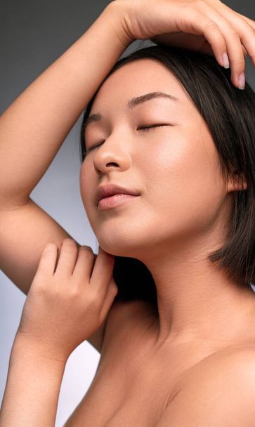 Sensual ethnic bare shouldered woman with closed eyes - Foto, afbeelding