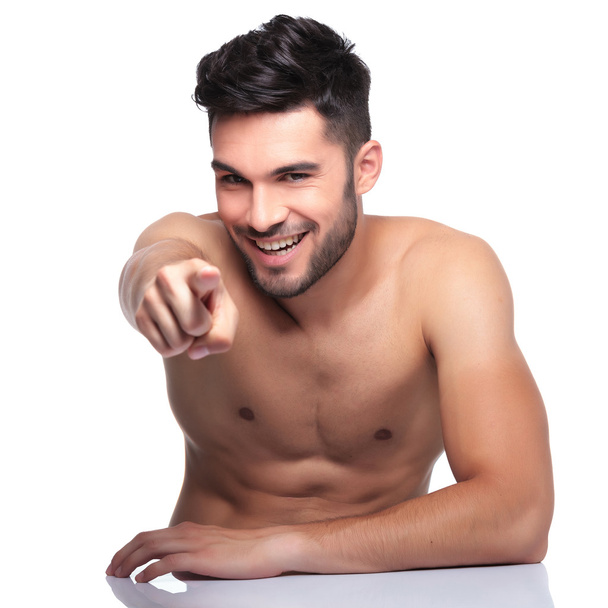 joven hombre desnudo señalando el dedo a la cámara
 - Foto, imagen