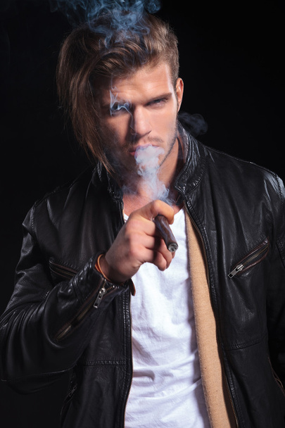mies nahkatakki tupakointi iso sikari
 - Valokuva, kuva