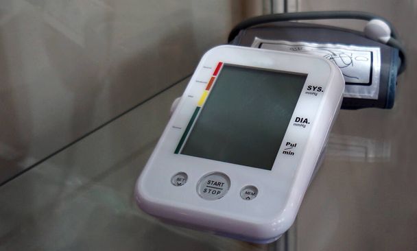 Nahaufnahme von Blutdruck- oder BP-Messgeräten - Foto, Bild