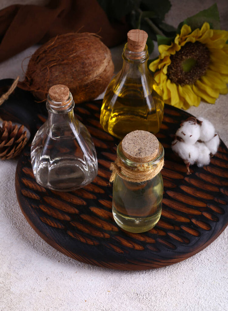 асортимент натуральних органічних олій на дерев'яній дошці
 - Фото, зображення
