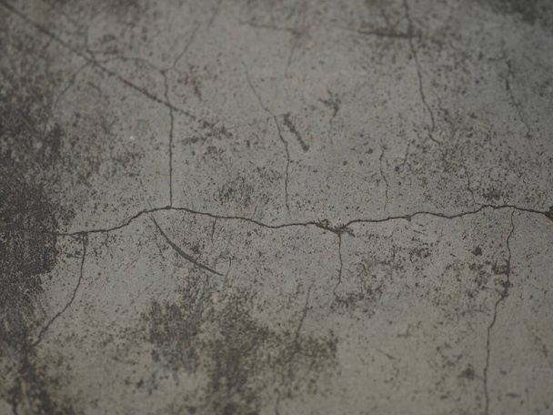 Fissures sur le mur de ciment a couleur grise et texture de surface abstraite lisse béton
 - Photo, image