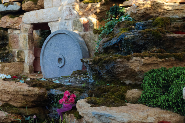 Pyhä vesi Harissan katedraalin tiloissa Jouniehissa, Libanonissa. - Valokuva, kuva