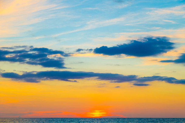 Silueta západ slunce moře pláž pestrá obloha letní dovolená pozadí - Fotografie, Obrázek