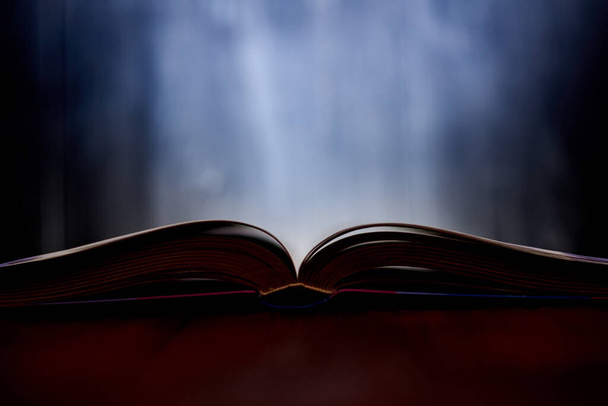An open book with a glow in the background. - Foto, imagen