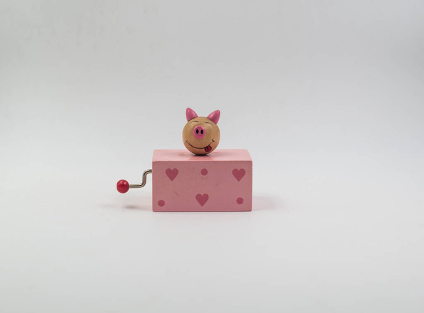 Caixa de música com figura de porco, isolada em fundo branco
 - Foto, Imagem