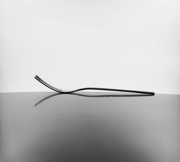 garfo com sombra, luz traseira, isolado em fundo branco
 - Foto, Imagem
