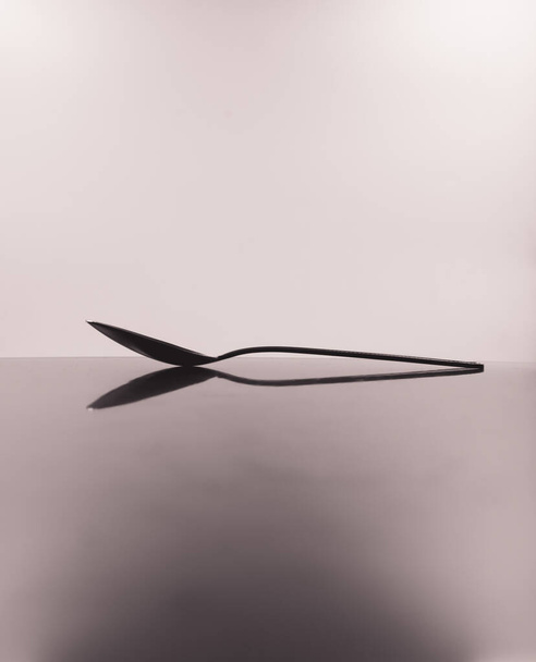 cuchara con sombra, luz de fondo, aislada en fondo blanco
 - Foto, imagen