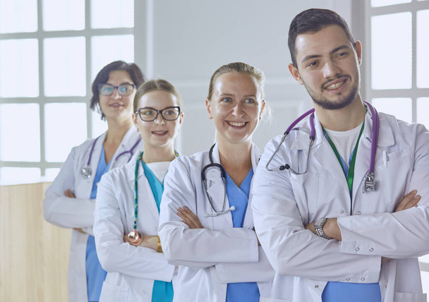 glimlachend team van artsen en verpleegkundigen in ziekenhuis - Foto, afbeelding