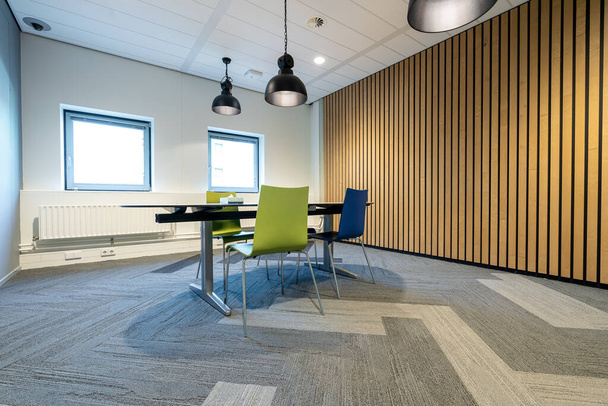 Brede hoekopname van een receptie en wachtruimte in een modern kantoorgebouw - Foto, afbeelding