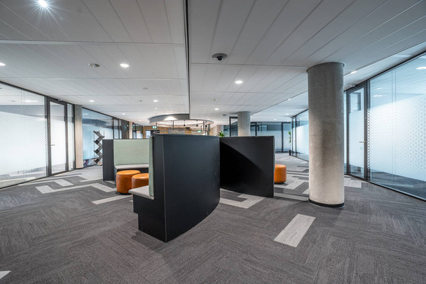 Modern bir ofis binasında resepsiyon ve bekleme alanının geniş açılı çekimi - Fotoğraf, Görsel