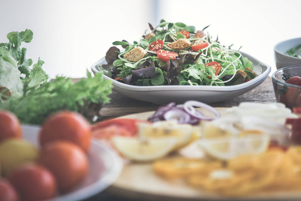 Mélanger les légumes et la salade croquante de pain préparant prêt à servir, les aliments verts végétaliens pour de bons soins de santé et un régime alimentaire. Menu diététique maison pour la vie quotidienne
. - Photo, image