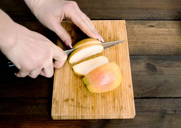 Μήλο κοπής στο διοικητικό συμβούλιο κουζίνα μαγείρεμα σεφ - Φωτογραφία, εικόνα