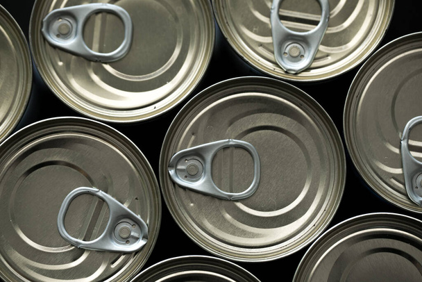 Armazenagem de latas de diferentes tipos de alimentos devido ao surto de coronavírus e ficar em casa conceito
 - Foto, Imagem