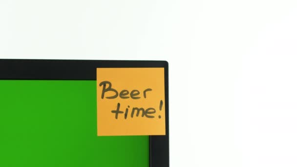 "ビールの時間 » モニター上の紙のステッカー,クロマキー.白地だ。スペースのコピー - 映像、動画
