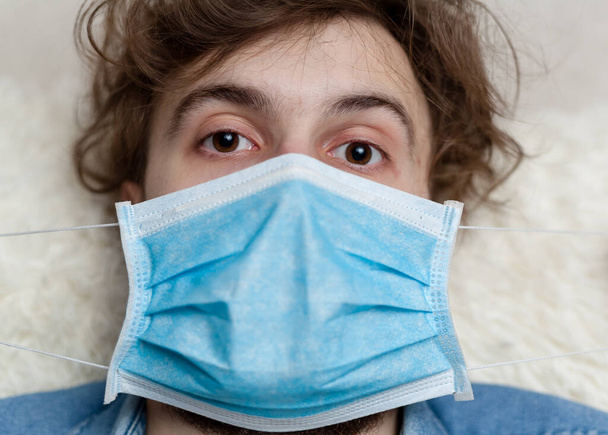 Portret van het dragen van een medisch masker tijdens een coronavirusepidemie. Draag een masker op je gezicht.. - Foto, afbeelding