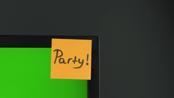 "パーティー » モニター上の紙のステッカー,クロマキー.黒の背景。スペースのコピー - 映像、動画