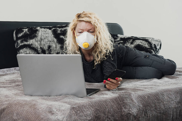 Žena v karanténě pro Coronavirus nosí ochrannou masku a chytrý pracovní - Fotografie, Obrázek