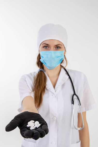 Een arts in een witte jas houdt een medicijn uit - Foto, afbeelding