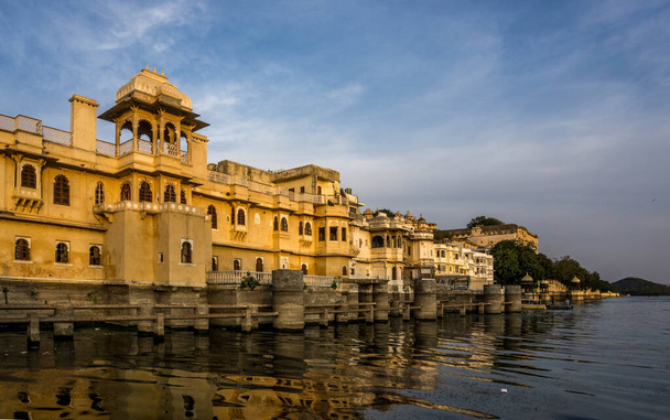 die Stadt Udaipur Ost-Venedig oder Stadt der Seen im Bundesstaat Rajasthan in Westindien, der ehemaligen Hauptstadt des Fürstentums Mewar - Foto, Bild