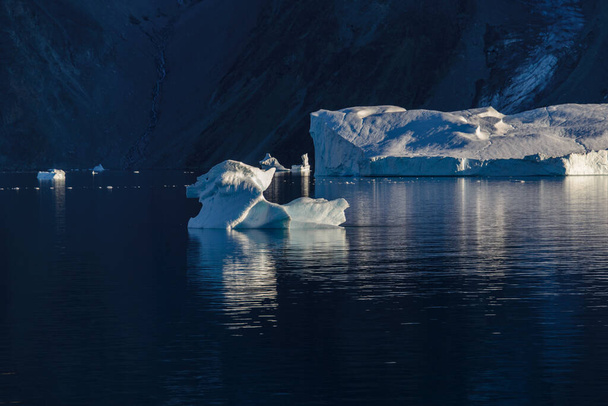 夏の時点でグリーンランドの氷山と美しい風景。晴天. - 写真・画像