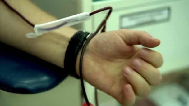 Εκτέλεση ειδικών ασκήσεων με το χέρι για αιμοδοσία. - Πλάνα, βίντεο