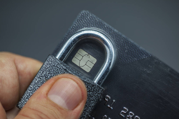 Ahorro electrónico de dinero, protección de tarjetas de crédito, primer plano de bloqueo de tarjetas de crédito
 - Foto, imagen