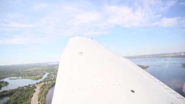 Vue du poste de pilotage à l'aile de l'avion, vol dans les airs
 - Séquence, vidéo