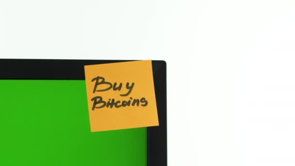 "Αγοράστε αυτοκόλλητο Bitcoins "στον υπολογιστή, κλειδί chroma. Λευκό φόντο. Αντιγραφή χώρου - Πλάνα, βίντεο