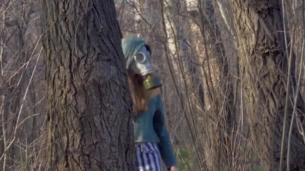 Ένα κορίτσι με μάσκα αερίου. - Πλάνα, βίντεο
