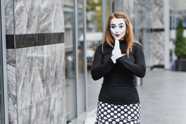 The girl with makeup of the mime. improvisation. mime shows different emotions - Фото, зображення