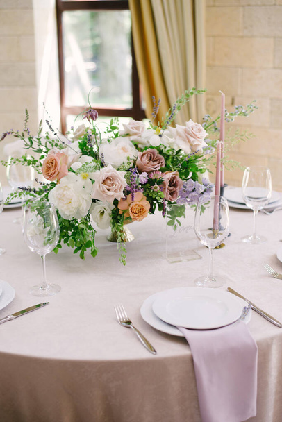 Table setting at a luxury wedding and Beautiful flowers on the table. - Foto, Imagem