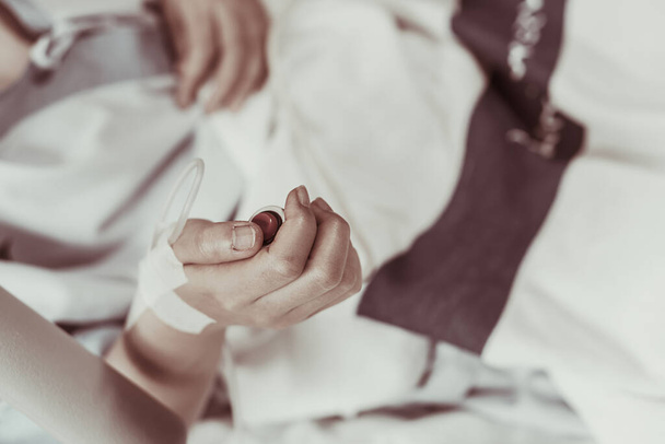 Пацієнт Кома на початковому ліжку піклується про медсестру лікаря через серйозну інфекцію, діагностовану раком, коронавірусом, таласемією, помічниками. Необхідне лікування технологій охорони здоров'я для відновлення та виживання вірусної кризи
 - Фото, зображення